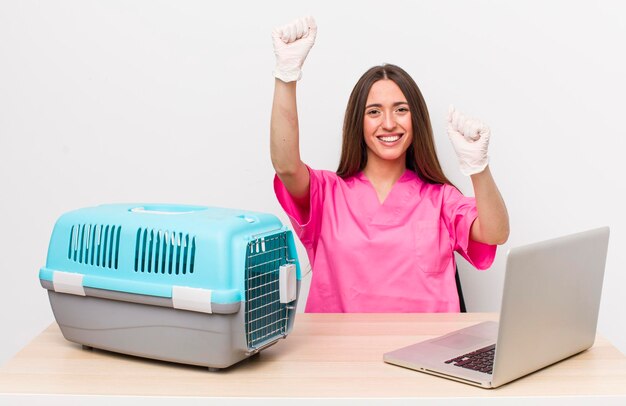 Concepto de veterinario de mujer bonita adulta joven