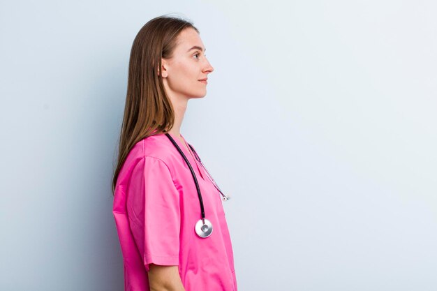 Concepto de veterinario de mujer bonita adulta joven