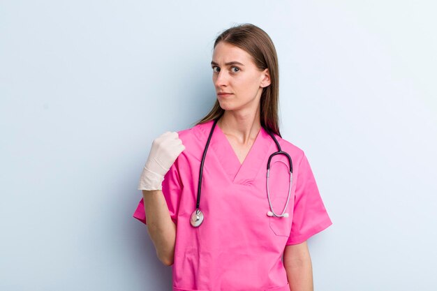 Concepto de veterinario de mujer bonita adulta joven