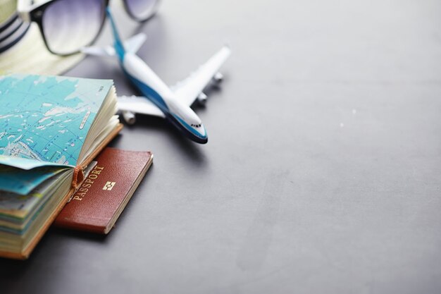 Concepto de viaje. Los accesorios turísticos se reúnen en vuelo. Alcohol, cámara, mapa y artículos.