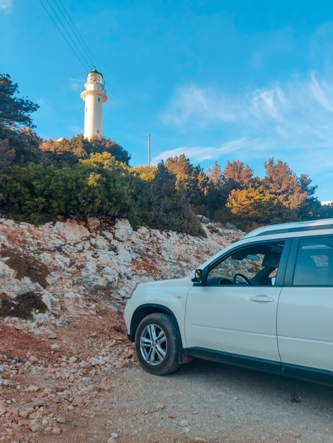 Concepto de viaje en automóvil suv cerca del faro de lefkada