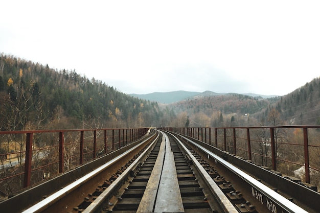 Concepto de viaje y aventura ferroviaria en las montañas.