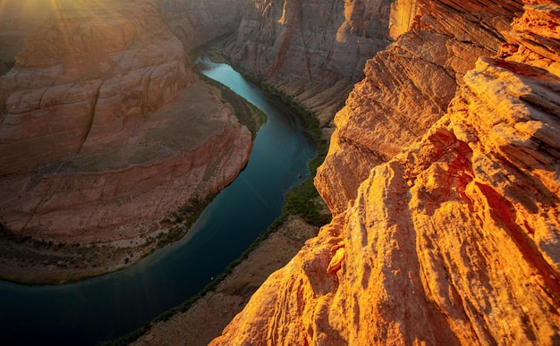 Concepto de viaje y aventura del gran cañón río colorado en el lugar de aventura