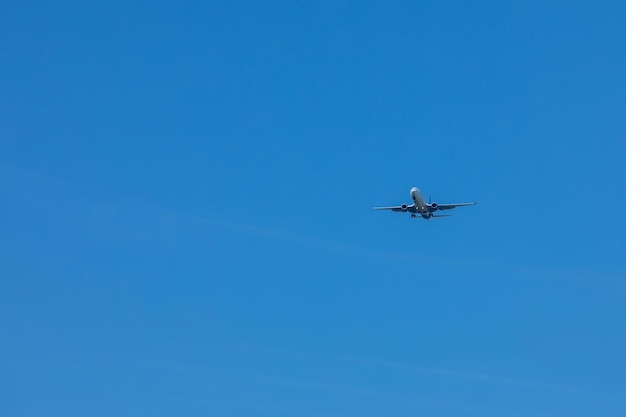 Concepto de viaje de avión en el cielo