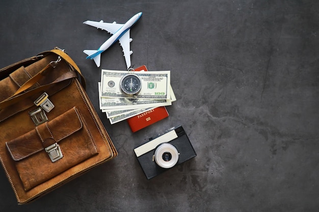 Concepto de viaje Bolsa de viaje con documentos Juego de vacaciones documentos dinero