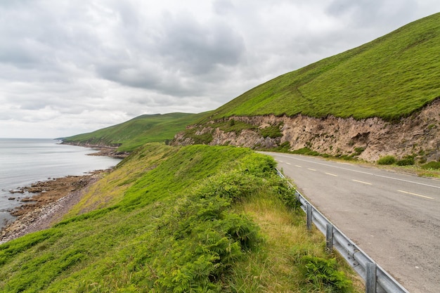 concepto de viaje y campo - carretera asfaltada en el camino atlántico salvaje en connemara en irlanda