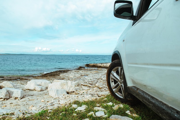 Concepto de viaje en coche todoterreno en la playa con ruedas sucias concepto de viaje por carretera