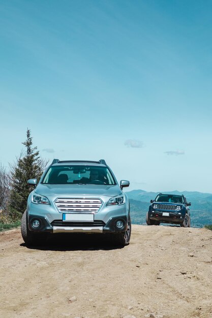 Concepto de viaje en coche todoterreno verano montañas día soleado