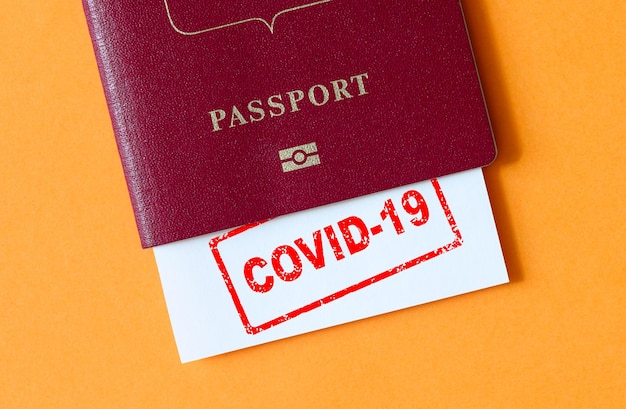 Concepto de viaje y coronavirus Sello COVID19 en pasaporte turístico