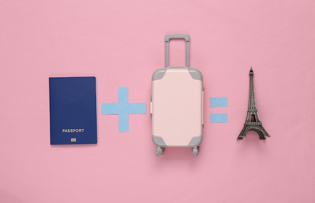 Concepto de viaje Ecuación con equipaje de pasaporte y Torre Eiffel sobre fondo rosa