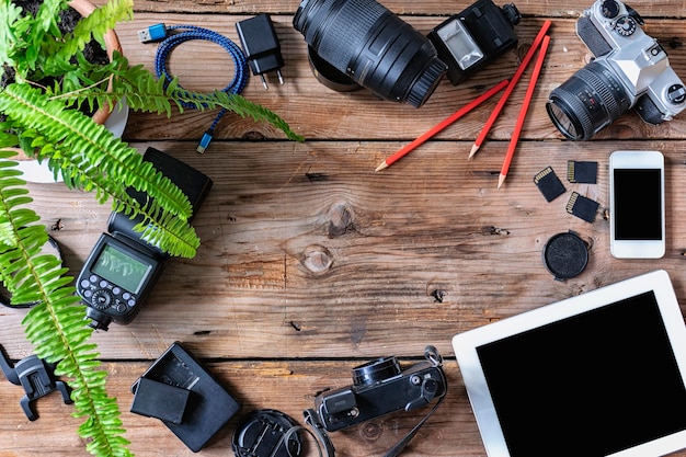 Concepto de viaje El equipo utilizado para fotografiar Colocado en una mesa de madera Teléfono inteligente y tableta Es un dispositivo para ayudar a procesar la imagen