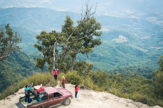 Concepto de viaje con gran coche 4x4 contra el atardecer y las montañas.