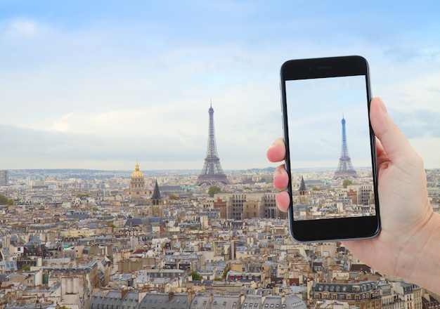 Concepto de viaje con el horizonte de la ciudad de París con la Torre Eiffel desde arriba, Francia