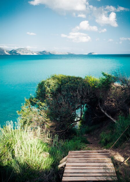 Concepto de viaje - isla paradisíaca, mar, cielo, verano