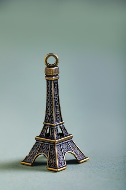 Concepto de viaje, miniatura de la torre eiffel.