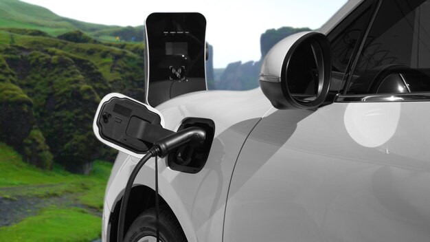 Foto concepto de viaje progresivo en coche ev en montaña remota con estación de carga