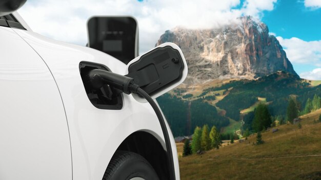 Concepto de viaje progresivo en coche EV en montaña remota con estación de carga