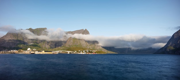 Concepto de viaje con pueblo de pescadores en Noruega