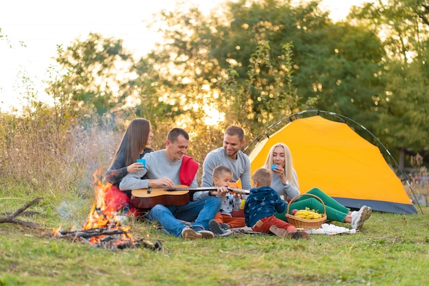 Concepto de viaje, turismo, caminata, picnic y personas