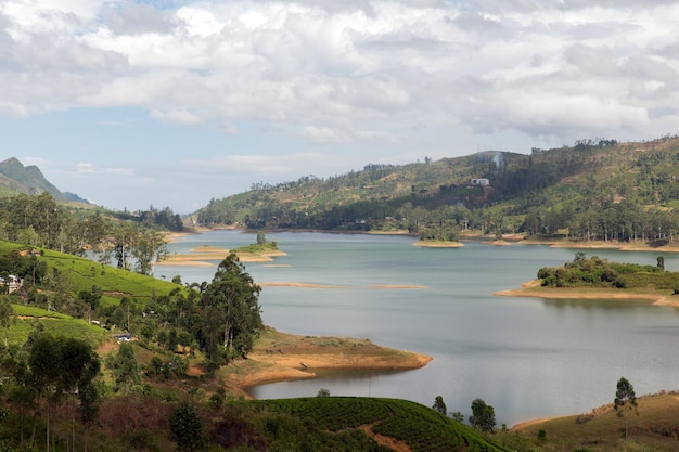 concepto de viaje, turismo, naturaleza y paisaje - vista al lago o al río desde las colinas terrestres en Sri Lanka