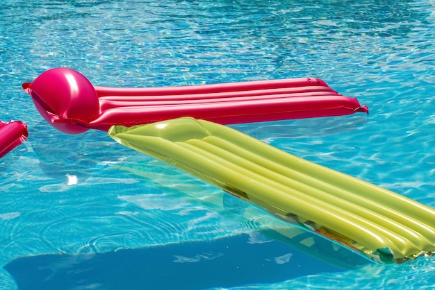 Concepto de viaje de vacaciones con colchón inflable de juguete flotante en piscina de lujo. estilo de vida de lujo