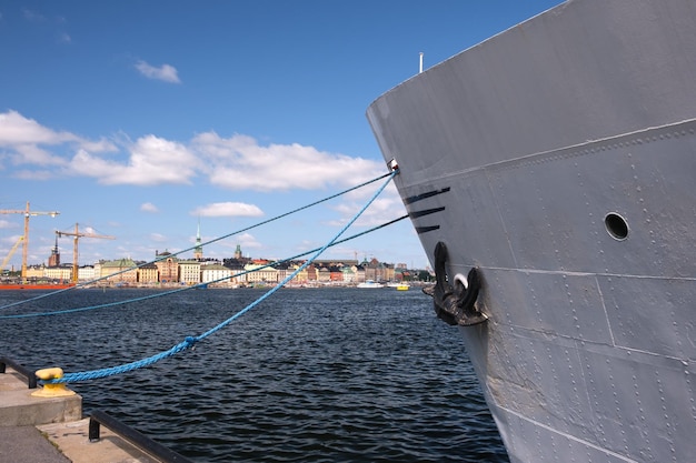 Concepto de viaje de vacaciones con cuerdas de atraque en un muelle con el gran barco