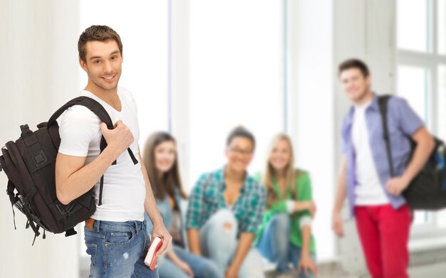 concepto de viaje, vacaciones y educación - estudiante viajero con mochila y libro