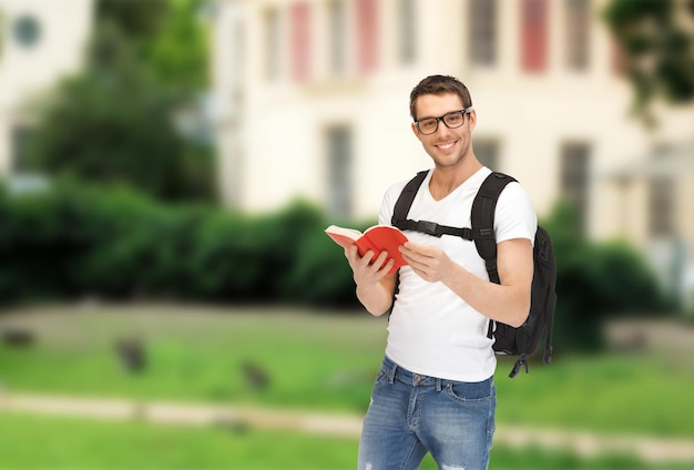 concepto de viaje, vacaciones y educación - estudiante viajero con mochila y libro