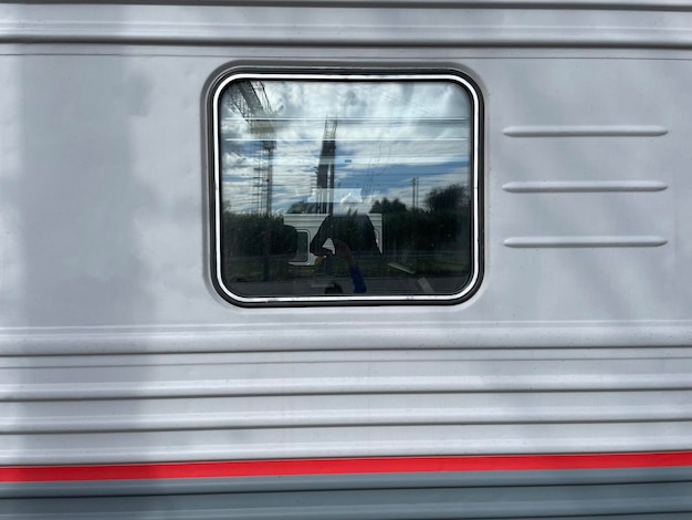 El concepto de viaje y vacaciones Enfoque selectivo Viaje de salida de la ventana del tren