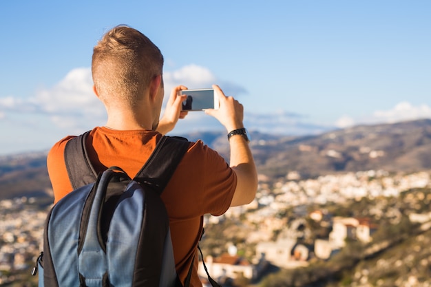 Concepto de viaje, vacaciones, fotógrafo y autoestopista