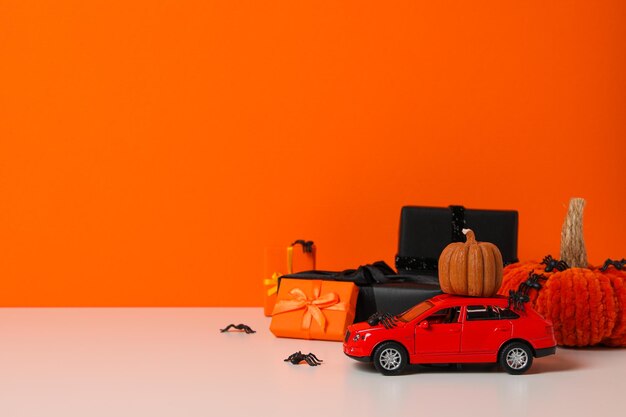 Concepto de viaje y vacaciones de otoño o otoño con coche