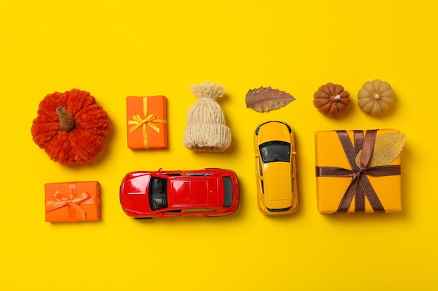 Concepto de viaje y vacaciones de otoño o otoño con coche