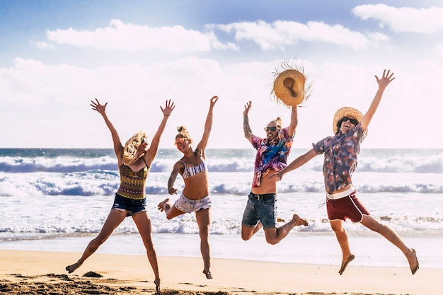 Concepto de viaje de vacaciones de vacaciones de verano con un grupo joven de amigos de personas saltando de felicidad