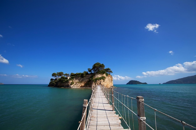 Concepto de viaje y vacaciones Zakynthos un puente a la isla