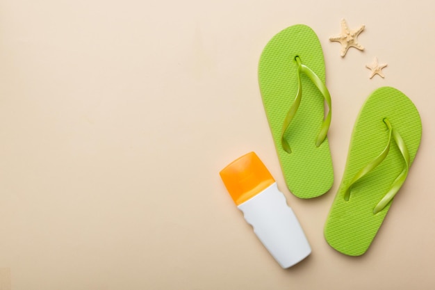 Concepto de viaje de verano Accesorios de playa Chanclas y estrellas de mar en blanco Vista superior sobre fondo de color