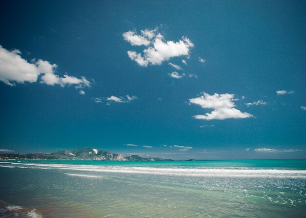 Concepto de viaje: verano en la playa con nubes y cielo azul