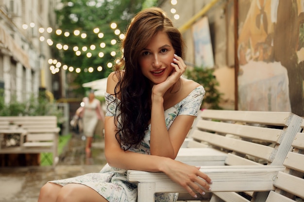 Concepto de viajes, café, ocio, estilo de vida y personas -Hermosa dama en un restaurante. Retrato de una joven y bella mujer alegre por la noche en un restaurante.