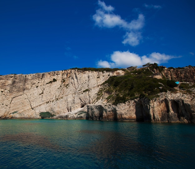 Concepto de viajes y turismo - Cuevas azules en la isla de Zakynthos, Grecia