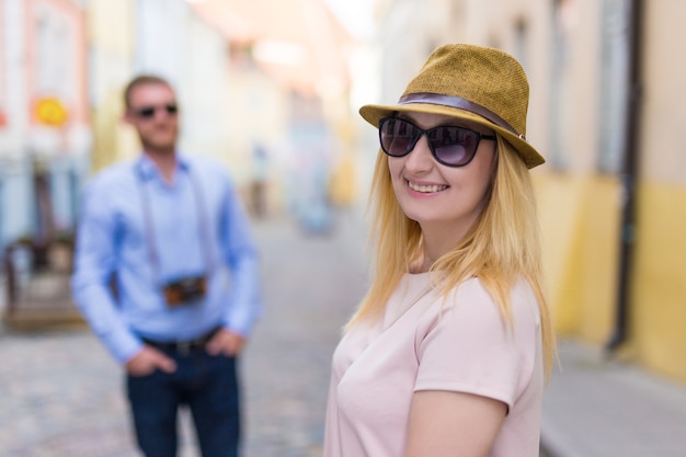 Concepto de viajes y turismo - pareja de turistas felices explorando la nueva ciudad