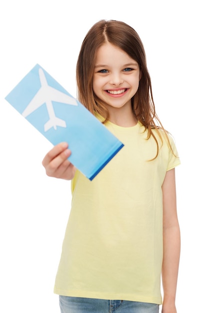 concepto de viajes, vacaciones, vacaciones, infancia y transporte - niña sonriente con billete de avión