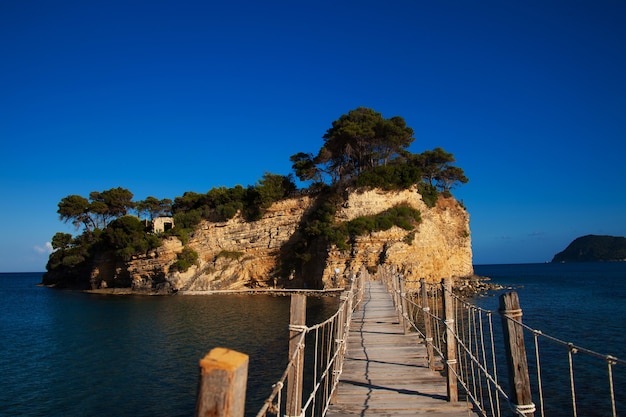 Concepto de viajes y vacaciones: Zakynthos, un puente hacia la isla