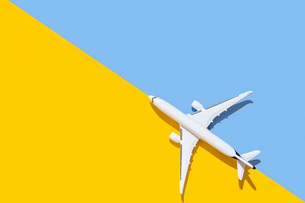 Foto concepto de viajes y vuelos de vista superior de avión de pasajeros