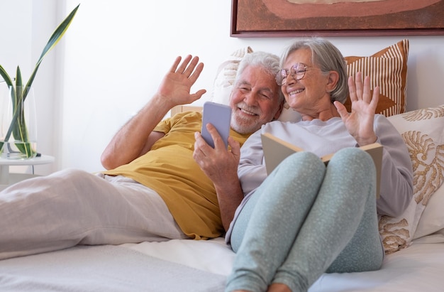 Concepto de videollamada Retrato Feliz pareja senior comunicándose en chat remoto con familiares y amigos