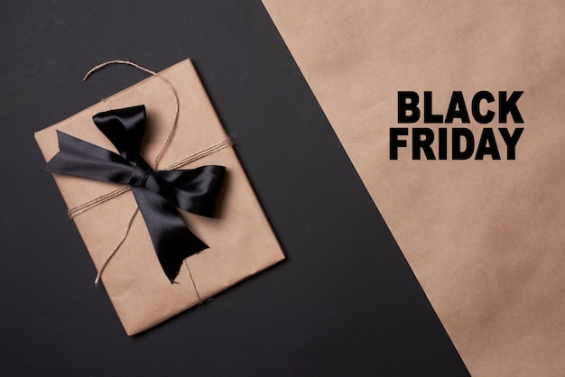 Concepto de viernes negro bolsas de compras sobre fondo negro y artesanal dividido
