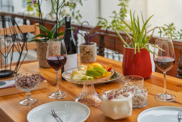 concepto de vino. Poner mesa con vino tinto