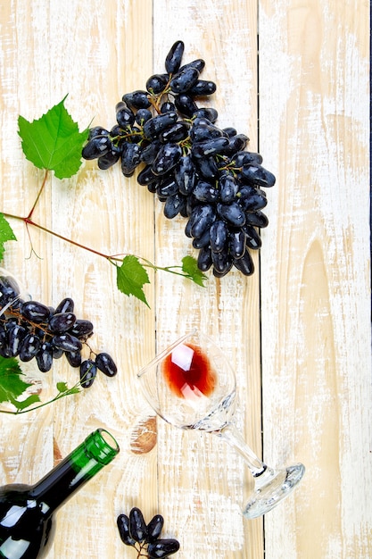 Concepto de vino tinto con botella, vidrio y uvas