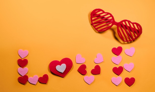 El concepto de la vista del día de San Valentín desde arriba Las gafas rojas están cerca