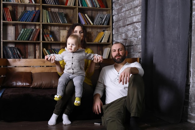 Concepto de vivienda para familia joven. Padres jugando con niños durante el tiempo familiar en casa.