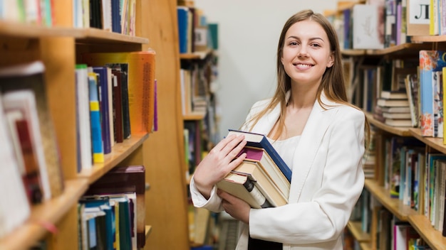 Foto concepto de vuelta al cole con mujer estudiando en librería