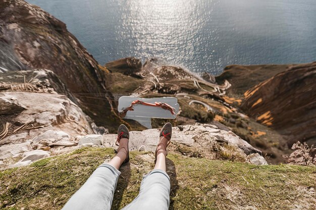 El concepto de Wanderlust con una mujer joven disfrutando de la paz a su alrededor